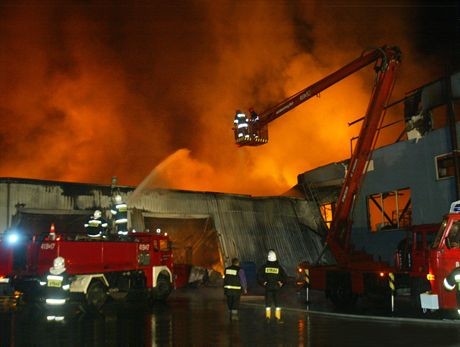 09.07.2007 Wilanow kolo Jedrzejowa (swietokrzyskie). Duzy pozar fabryki plastiku .Fot. Dariusz Gacek