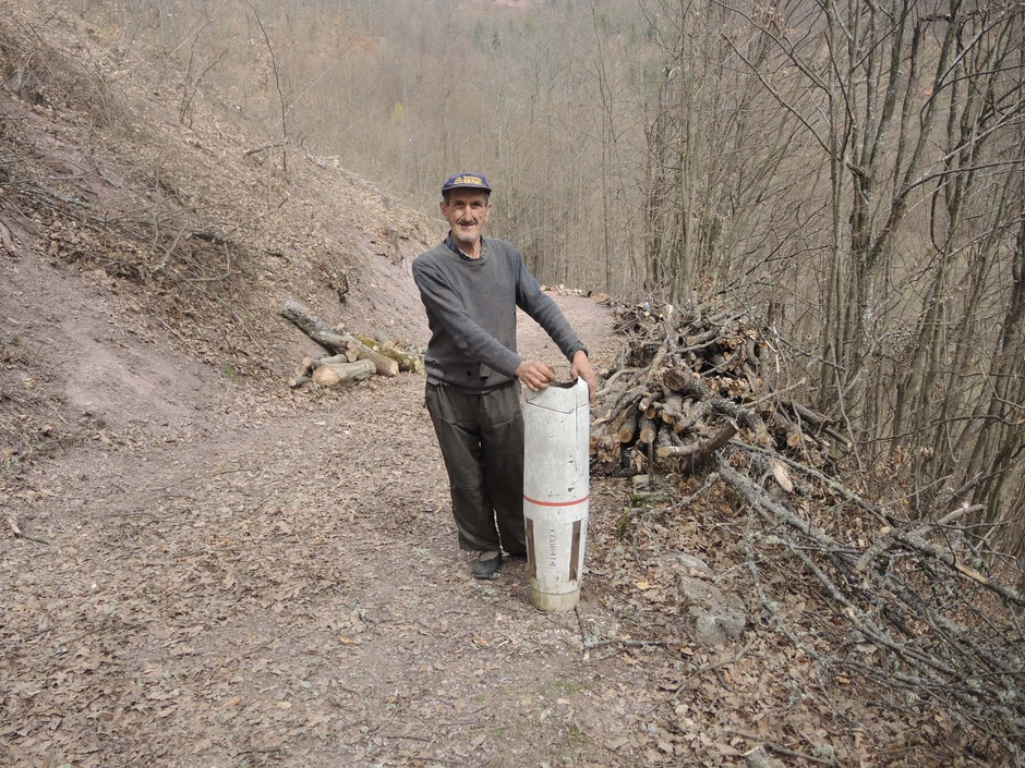 Tučena motikom, kisla, stajala na hladnoći, ali se još drži: Momčilo čuva bombu kao uspomenu na američkog predsednika