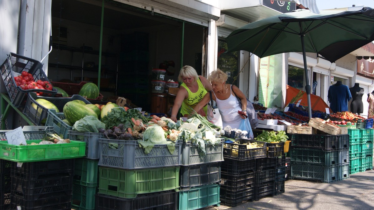 Na targowisku na bydgoskich Bartodziejach kupujący najbardziej narzekają na ceny truskawek, cebuli, pietruszki i ziemniaków. Wzrost cen w porównaniu do ubiegłorocznego sezonu jest znaczący.