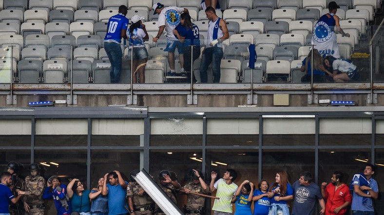Sokkoló jelenetek a stadionban: nem bírták elviselni a Cruzeiro szurkolói, hogy kiestek az élvonalból, mindent szétvertek, amit értek