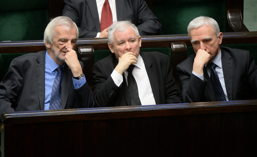 Prezes PiS Jarosław Kaczyński, poseł Piotr Naimski i wicemarszałek Sejmu Ryszard Terlecki w Sejmie.