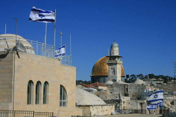 Jerozolima, w głębi meczet Al-Aksa 