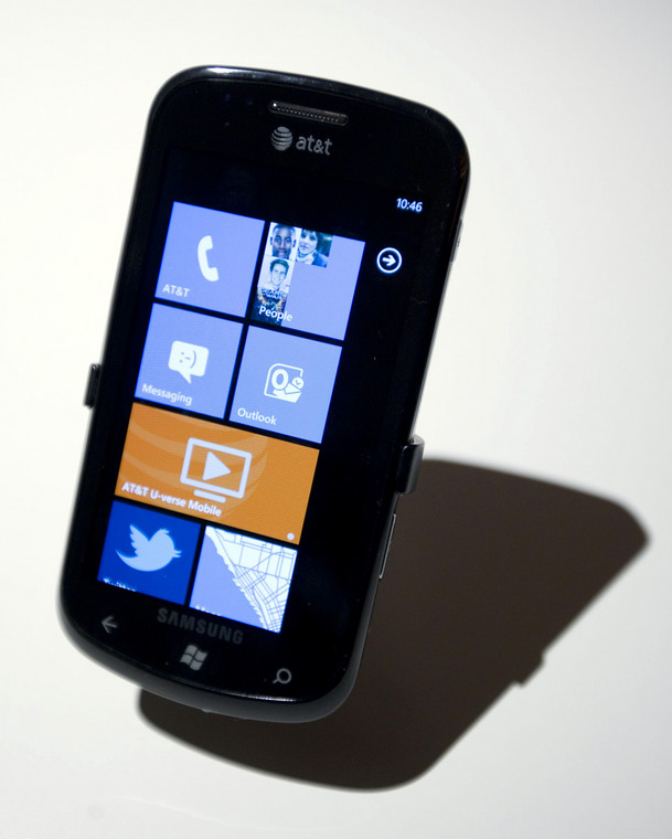 Windows Phone 7. Smartphone Samsung Focus wyposażony w najnowszy systemu operacyjny korporacji Microsoft, Windows Phone 7. Fot. Jin Lee/Bloomberg