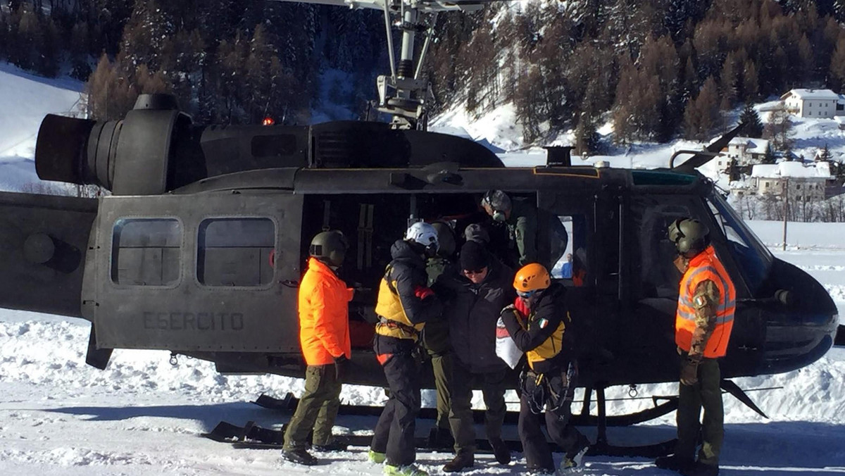 epa06468202 - ITALY AVALANCHE EVACUATION (Avalanche prompts Italy hotel evacuation)