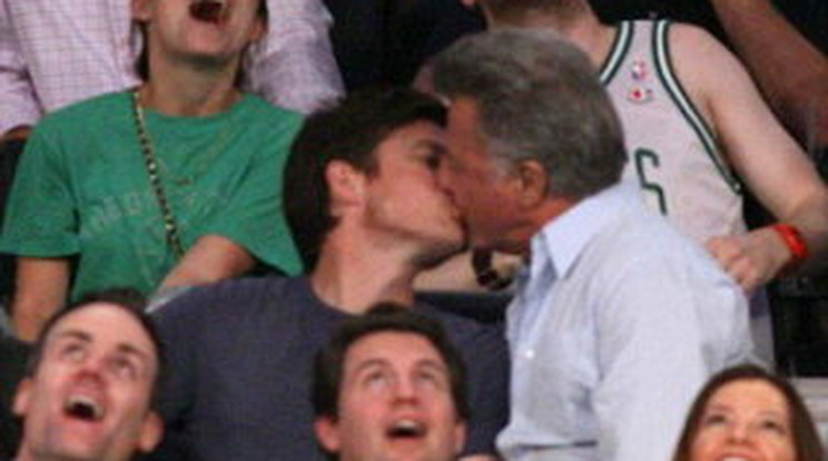 Lebukott! Férfival csókolózott Dustin Hoffman