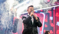 To nagranie podbija internet. Ksiądz tańczy boso do hitu Zenka Martyniuka [WIDEO]