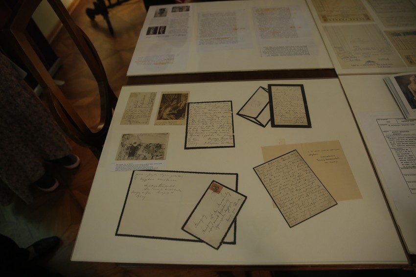 Među pismima i razglednicama nalaze se i one sa potpisima Nadežde Petrović i Bete Vukanović