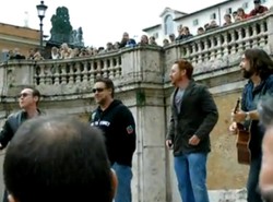 Tak śpiewa Russell Crowe