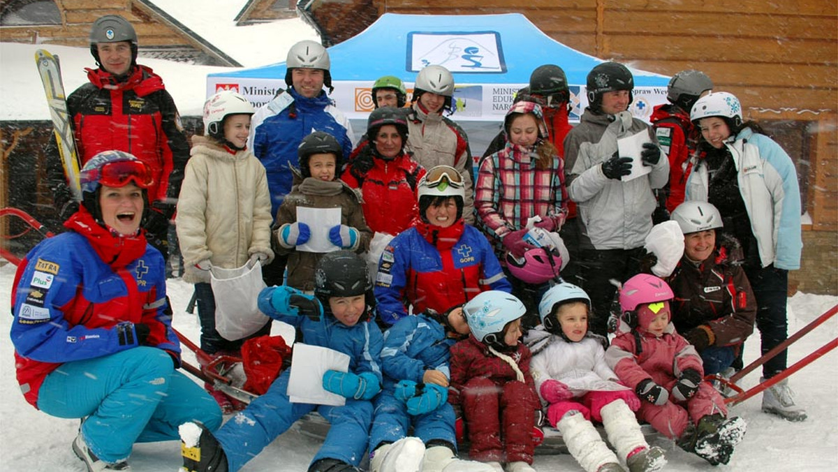 Pierwsze dwa tygodnie ferii na stokach narciarskich Małopolski przebiegły spokojnie - ocenia policja. Pouczono siedem młodych osób o obowiązku jazdy w kasku, mandatami ukarano dwóch nietrzeźwych narciarzy.