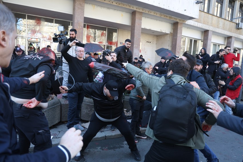 Opšta tuča ispred Skupštine grada