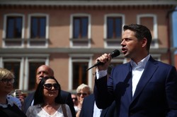 Trzaskowski przed szkołą swojego pradziadka: To rząd powinien zapłacić za podwyżki dla nauczycieli