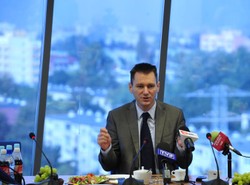 "Przegląd": Za czasów PiS inwigilowano tysiąc osób. Galeria znanych twarzy