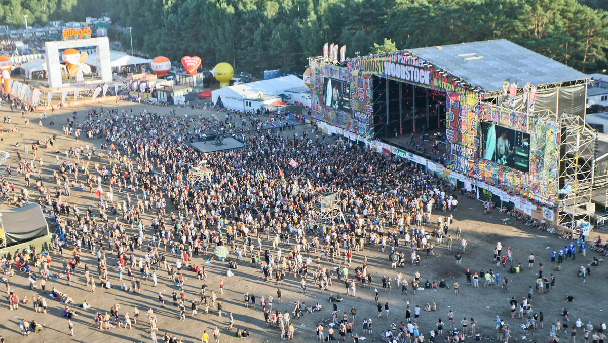 Zarzuty ataku na dziennikarza oraz zakłócenia porządku imprezy masowej usłyszał mężczyzna, który w piątek podczas 19. Przystanku Woodstock uderzył Grzegorza Miecugowa - podała policja.