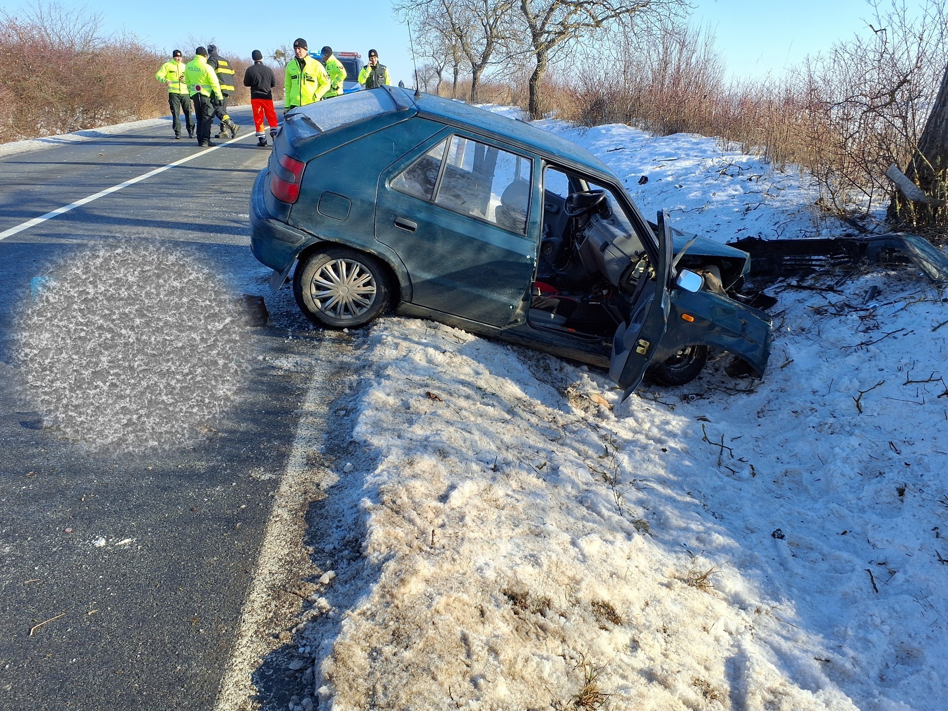 o nehode osobného auta pri Zemplínskej Teplici je cesta uzavretá.