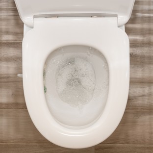 Ezért szór most mindenki cukrot a WC-be