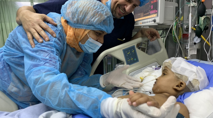 Dr. Csapody Marcell aneszteziológus és Rabia anyukája ott volt, amikor a kicsi magához tért /Fotó: Cselekvés a Kiszolgáltatottakért Alapítvány 