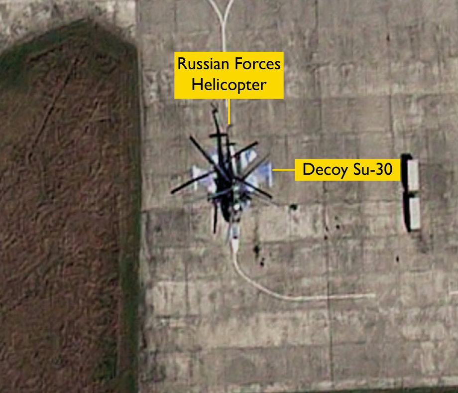 Rosyjski helikopter ląduje na namalowanym myśliwcu w rosyjskiej bazie na Krymie.