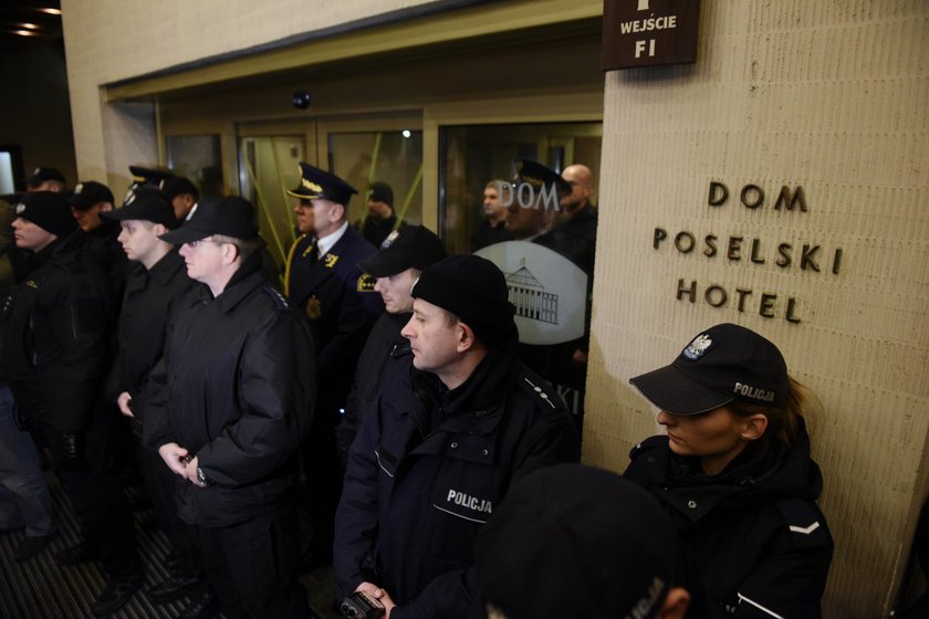 Tych mężczyzn poszukuje policja