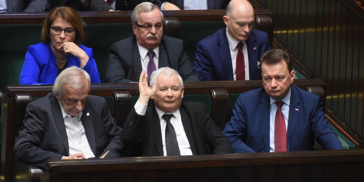 Polacy w sondażu: PiS chce wpływać na wybory i osłabia demokrację