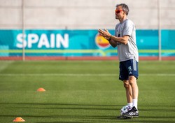 Hiszpanie trenowali za zamkniętymi drzwiami. Busquets walczy z czasem