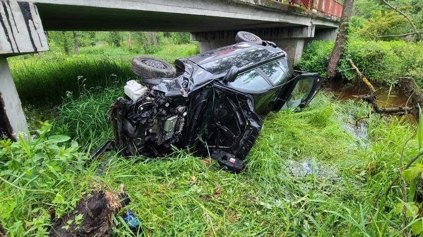 The car fell from the bridge to the river. The driver was hospitalized