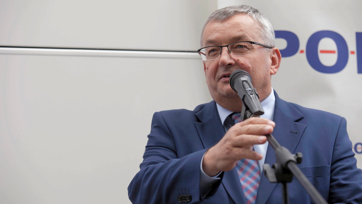 Państwo dofinansuje budowę lokalnych dróg - zapowiedział dzisiaj minister infrastrutury Andrzej Adamczyk. Samorządy mogą liczyć na pokrycie nawet 80 proc. kosztów z budżetu państwa.