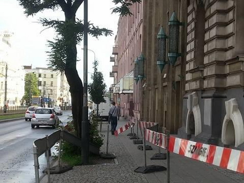 Barierki blokują chodniki w centrum Łodzi bo sypią się kamienice 