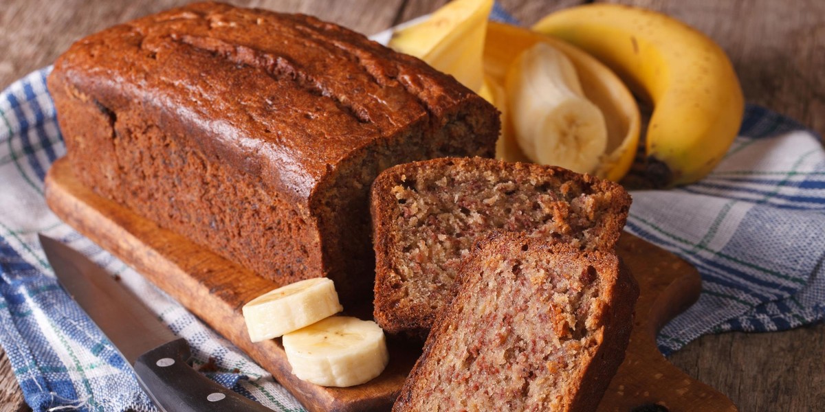 Przepis na chlebek bananowy. Co zrobić z przejrzałymi bananami? 