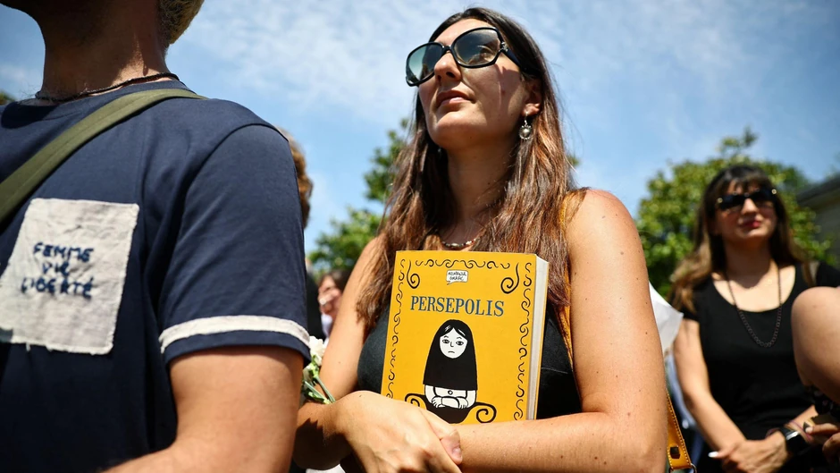 Neki su i na sahranu Marđan Satrapi u Parizu doneli primerke Persepolisa | Foto: Reuters