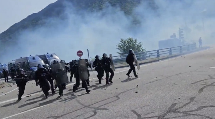 12 rendőr sebsült meg a Franciaországi tüntetéseken. / Fotó: Twitter/ kivágott kép a videóból.