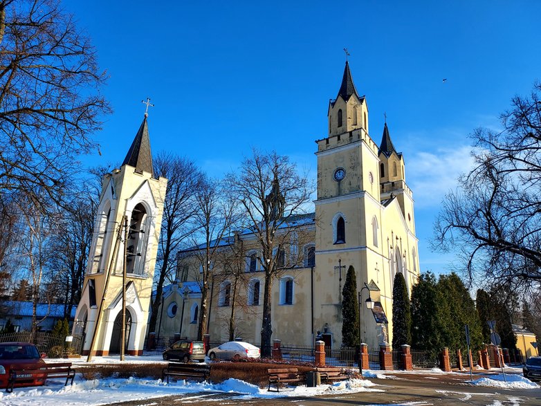 Kościół w Wiskitkach. Jego proboszcz przyjął od spółki CPK 400 tys. zł na remont trzech ołtarzy bocznych