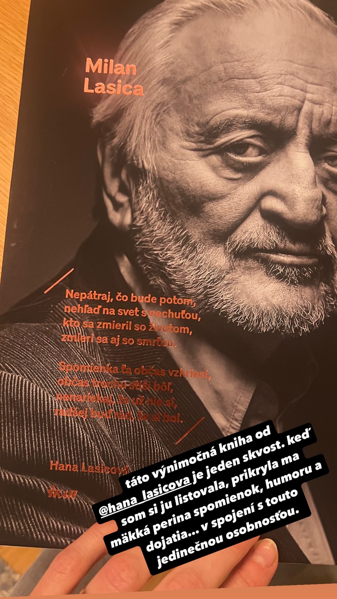 Adela Vinczeová ukázala knihu o Lasicovi.
