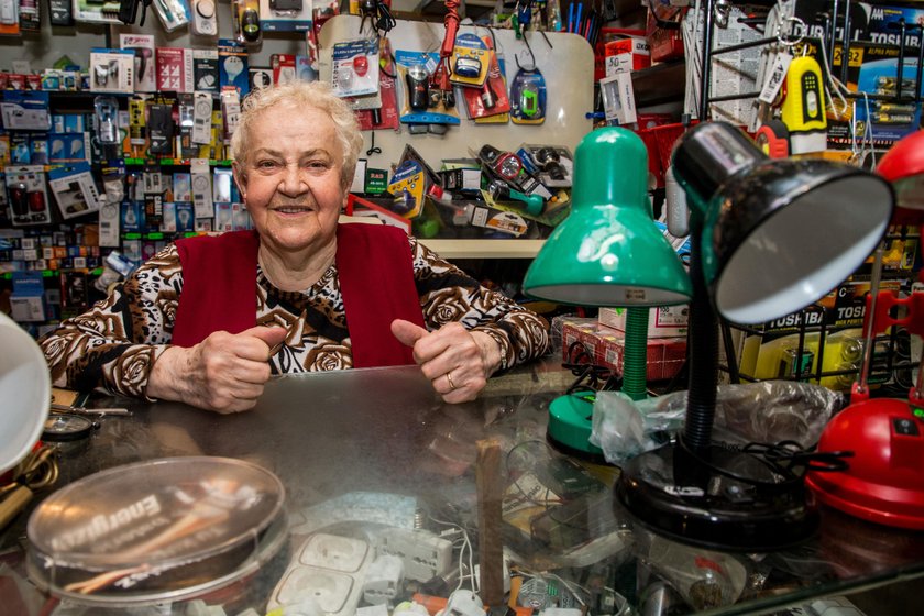 Pani Janina Bajek z Krakowa ma 90 lat i prowadzi sklep