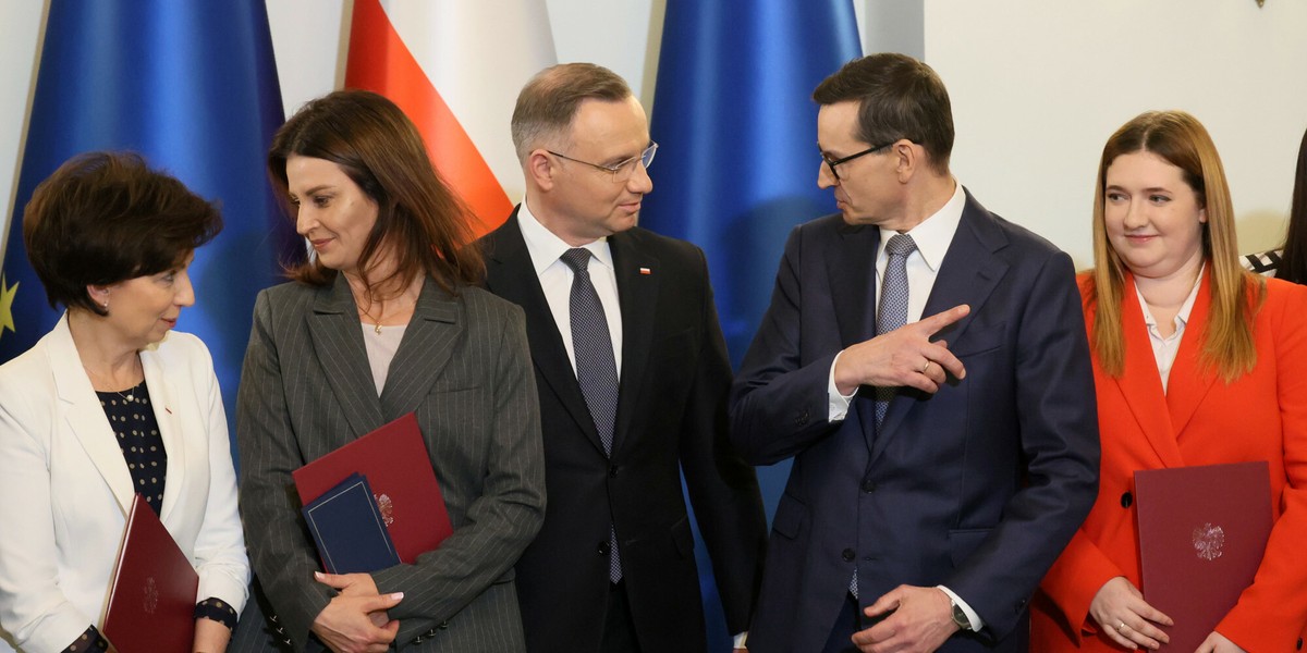 Zaprzysiężenie nowego rządu.  Kolejno od lewej: Marlena Maląg, Danuta Dmowska-Andrzejuk, Andrzej Duda, Mateusz Morawiecki i Anna Gembicka.