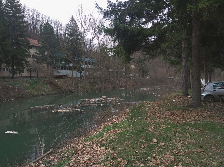 Rast vodostaja na rekama usled topljenja snega na planinama doneo je sa sobom i plutajuća ostrva smeća baš kao što je to na Resavi kod mesta Vodna.