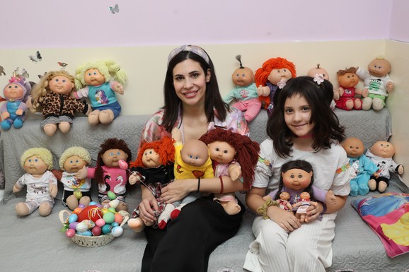 "SKUPLJALA SAM MESECIMA U KASICI PRASICI DINAR PO DINAR" Iskra Brajović na Uskrs otvorila vrata doma, pokazala lutke: "Svakoj znam kada je rođendan"