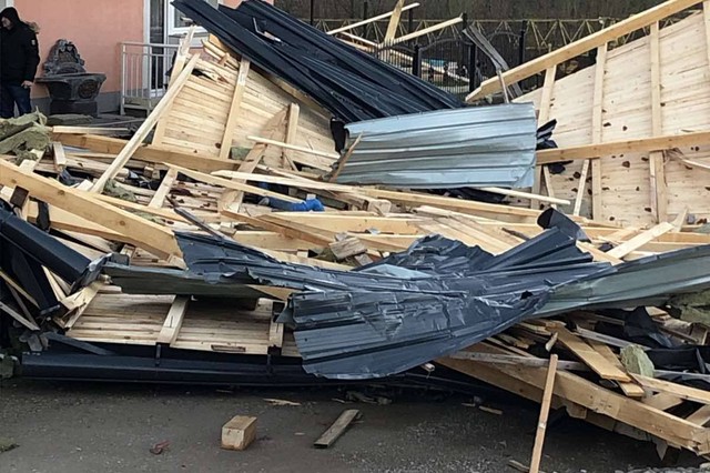 Olujni vetar srušio krov