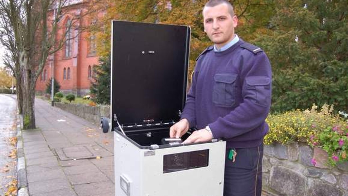 Szczecinecki poseł Wiesław Suchowiejko interweniuje w sprawie tarć na linii sąd - straże miejskie odnośnie formalności związanych z ukaraniem piratów drogowych "pstrykniętych" przez fotoradary. Sam poseł - gdy zdarzy mu się pojechać zbyt szybko - za immunitetem się nie chowa.