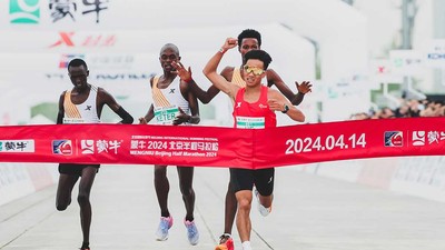 He Jie winning the Beijing Half Marathon. (Image source: Weibo)