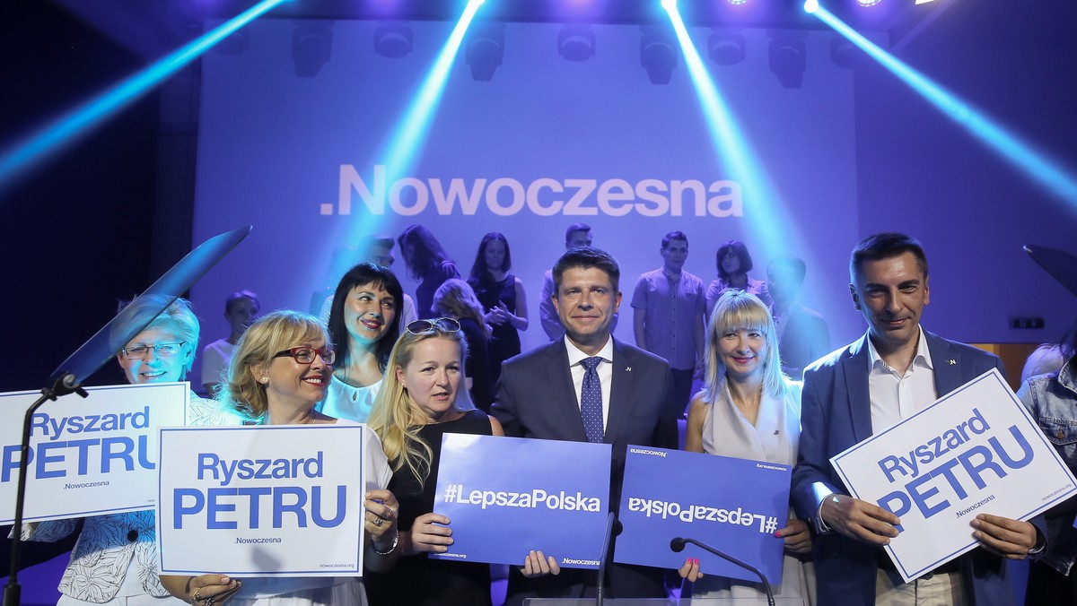 Nowoczesna jest ważnym elementem sceny politycznej, nasze priorytety nie uległy zmianie - mówił Ryszard Petru na obchodach pierwszego roku funkcjonowania jego ugrupowania. Stwierdził, że rządy PiS zamieniają "Polskę w piekło", a wyjściem byłyby wcześniejsze wybory.