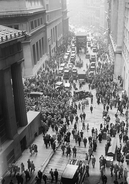 Gromadzenie się tłumu na Wall Street po krachu z 1929 r.