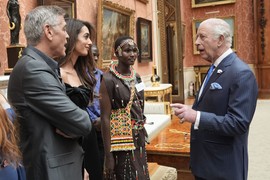 NAJBIZARNIJI DAN KRALJA ČARLSA IKADA Terali ga da se RUKUJE S GORILOM pred Džordžom i Amal Kluni, došli na prijem u kroksicama, a ministarka ga MUVALA TEGLICOM MEDA