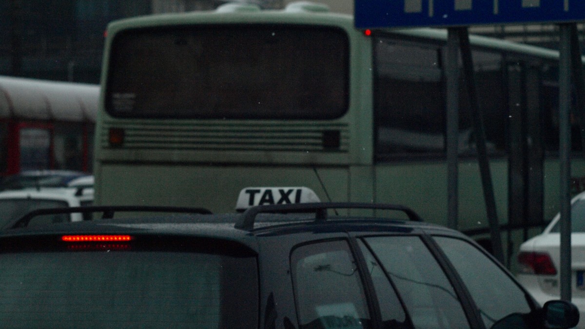 O godz. 11.00 rozpoczął się protest taksówkarzy w Krakowie. Na dwie godziny miasto zostanie sparaliżowane, będą utrudnienia w ruchu. Kierowcy będą protestować przeciwko deregulacji zawodu taksówkarza.