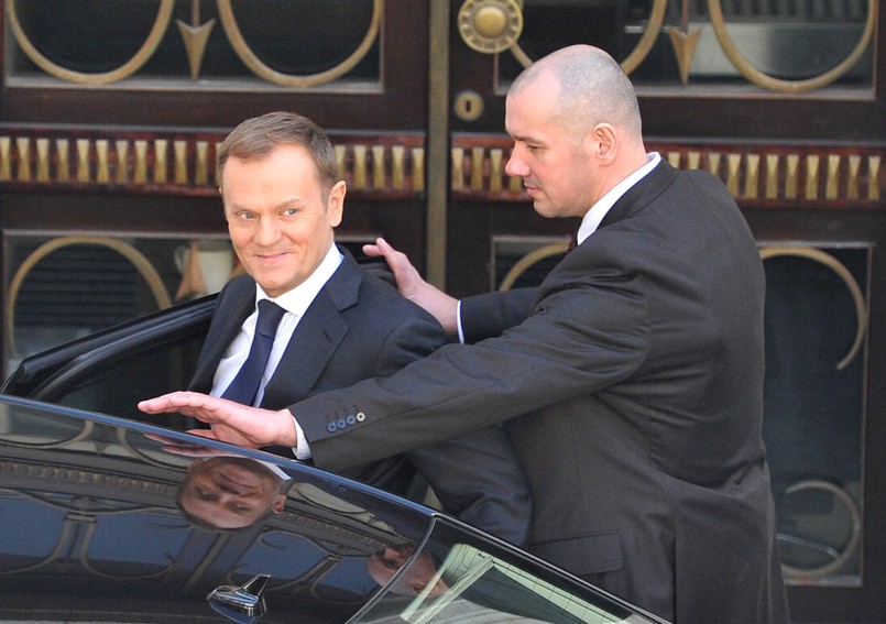 Donald Tusk nie może narzekać na komfort jazdy autem, które ma do dyspozycji - to niezwykłe audi A8...