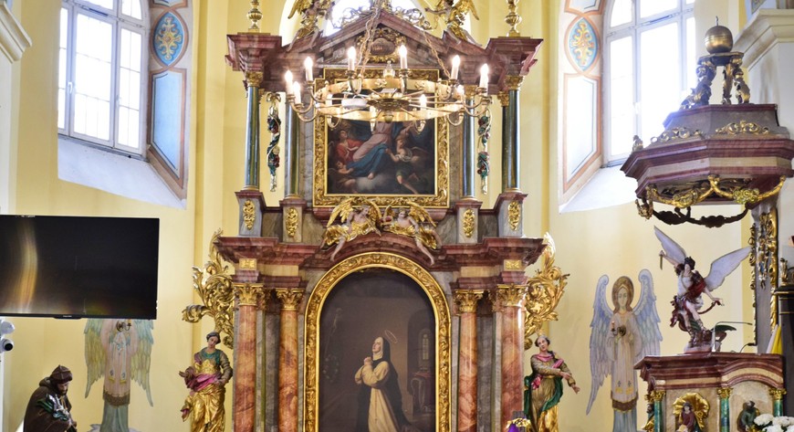 Wyposażenie kościoła jest barokowe i pochodzi z XVIII w. Ołtarz główny zdobi obraz przedstawiający patronkę świątyni. 