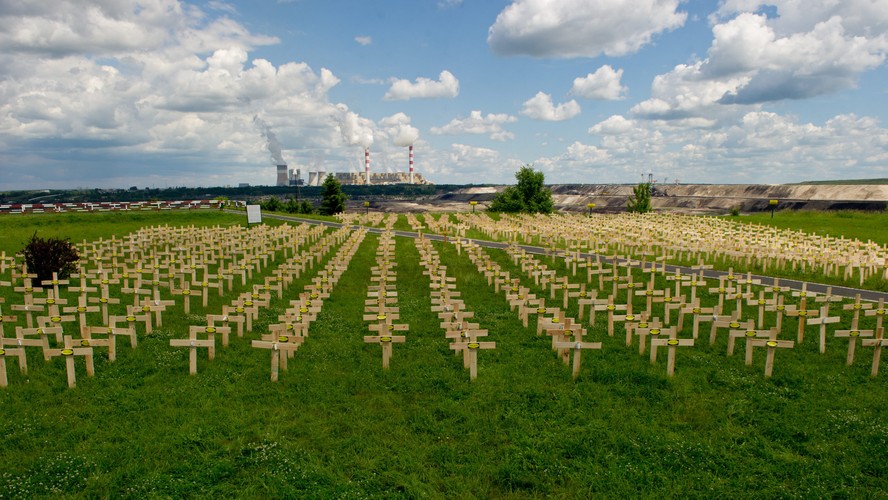 Krzyże z napisem 'Węgiel zabija' ustawione przez ekologów z Greenpeace w punkcie widokowym w Kleszczewie w 2013 roku