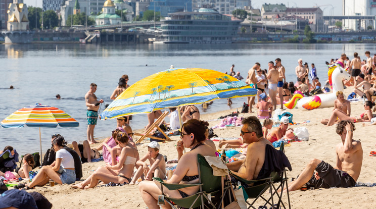 Az emberek a vízben úszkáltak, napoztak és röplabdáztak a Dnyeper partján/ Fotó: Getty Images