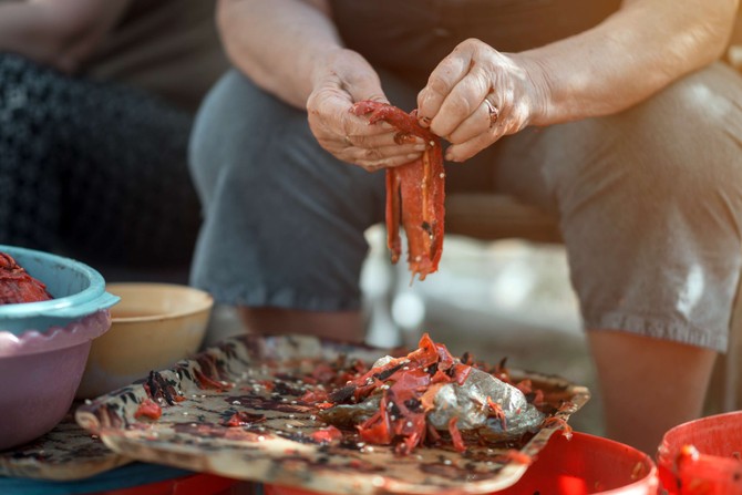 Dok članovi njene porodice uživaju na plaži, Dušanka sprema ajvar u apartmanu / ILUSTRACIJA