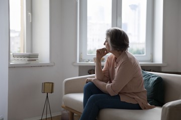 A betegség általában 65 éves kor körül kezdődik, és a megbetegedés kockázata az életkorral nő. Fiatalabb életkorban is előfordul megbetegedés (az első tünetek már 40 éves kor körül jelentkezhetnek), de ez nem gyakori. A 65 és 74 éves nők és férfiak között a gyakoriság kb. 5 százalék, a 85 éven felülieknek azonban kb. a fele szenvedhet ebben a betegségben.