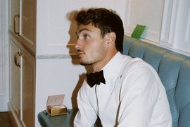 Znate li čiji je ovo ZGODNI SIN? Detinjstvo su mu obeležili SKANDALI POZNATIH RODITELJA, a on je izrastao u DOBROG MOMKA i pravog džentlmena